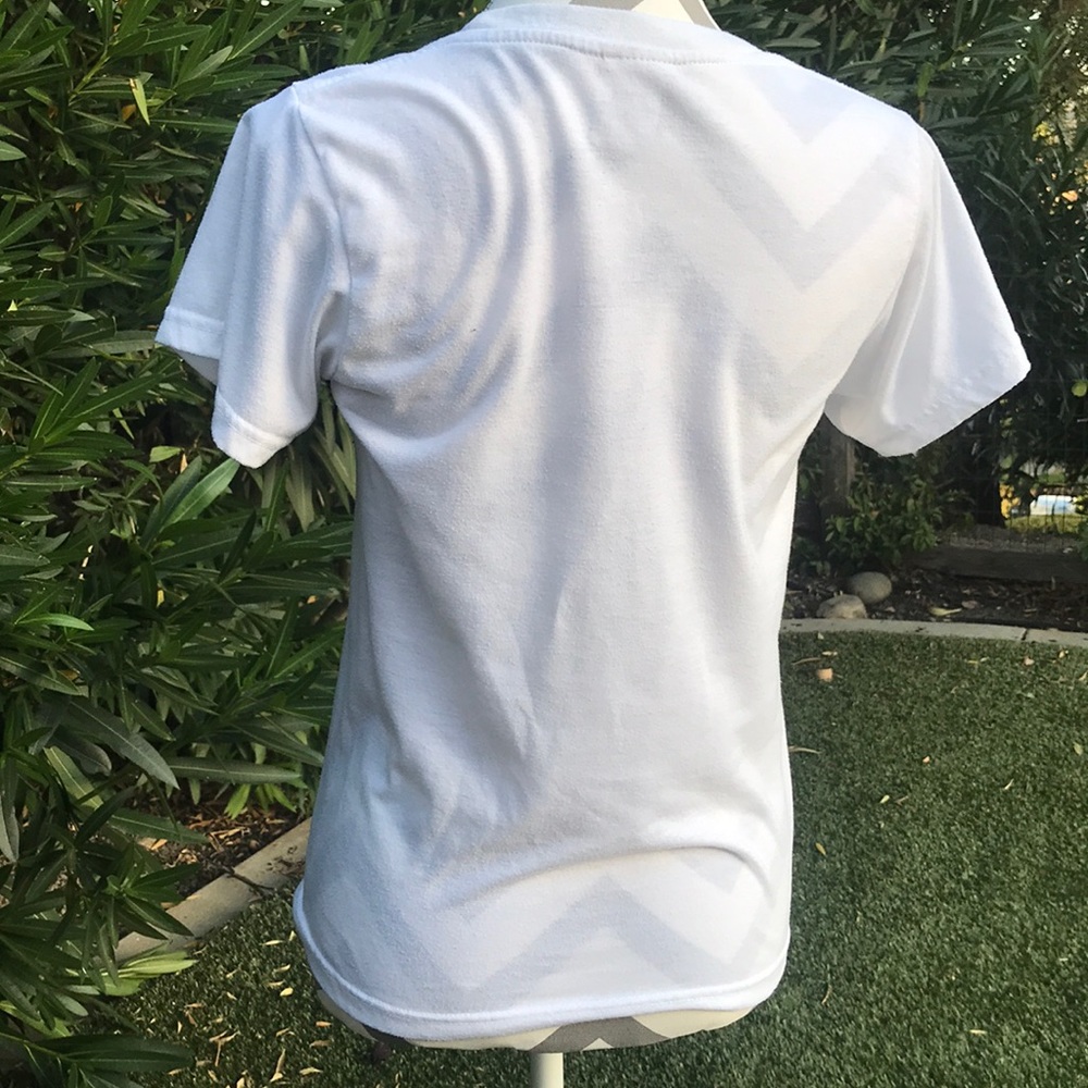 T-Shirt - Picture 2 of 3